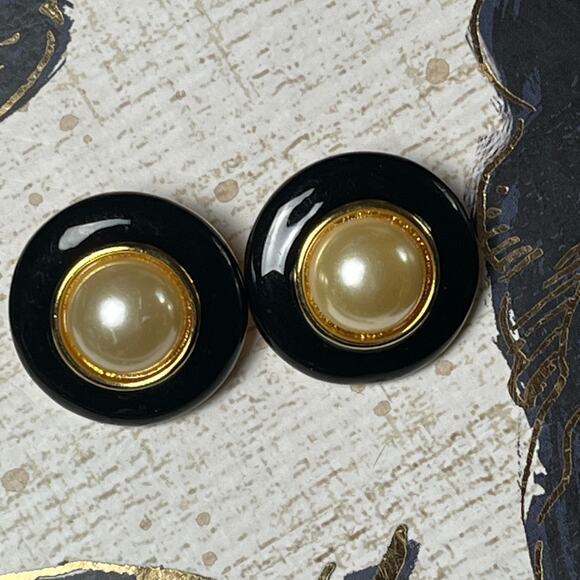 Vintage 90s Faux Pearl, Enamel, and Gold Clip-On Earrings - Picture 1 of 5